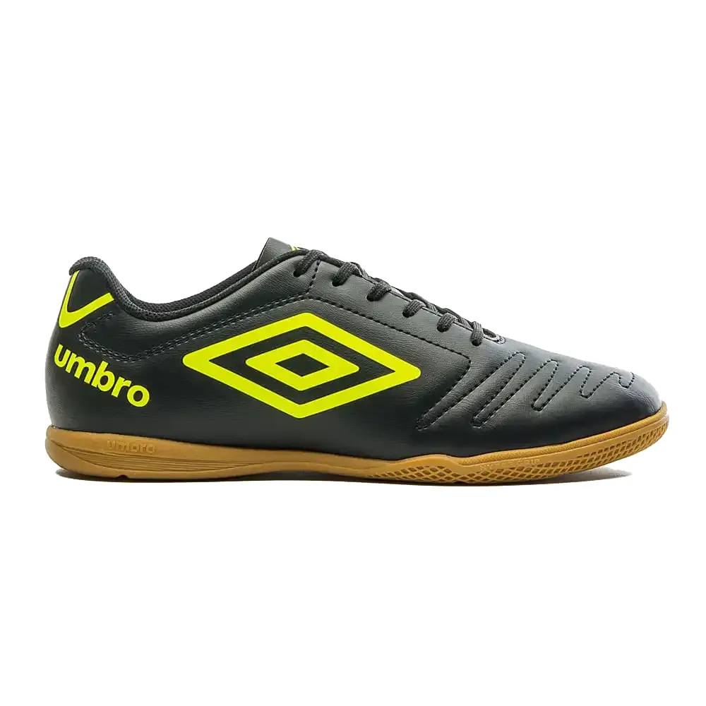 Chuteira masculina Umbro Class preta com detalhes em limão, vista frontal com textura e logo visível